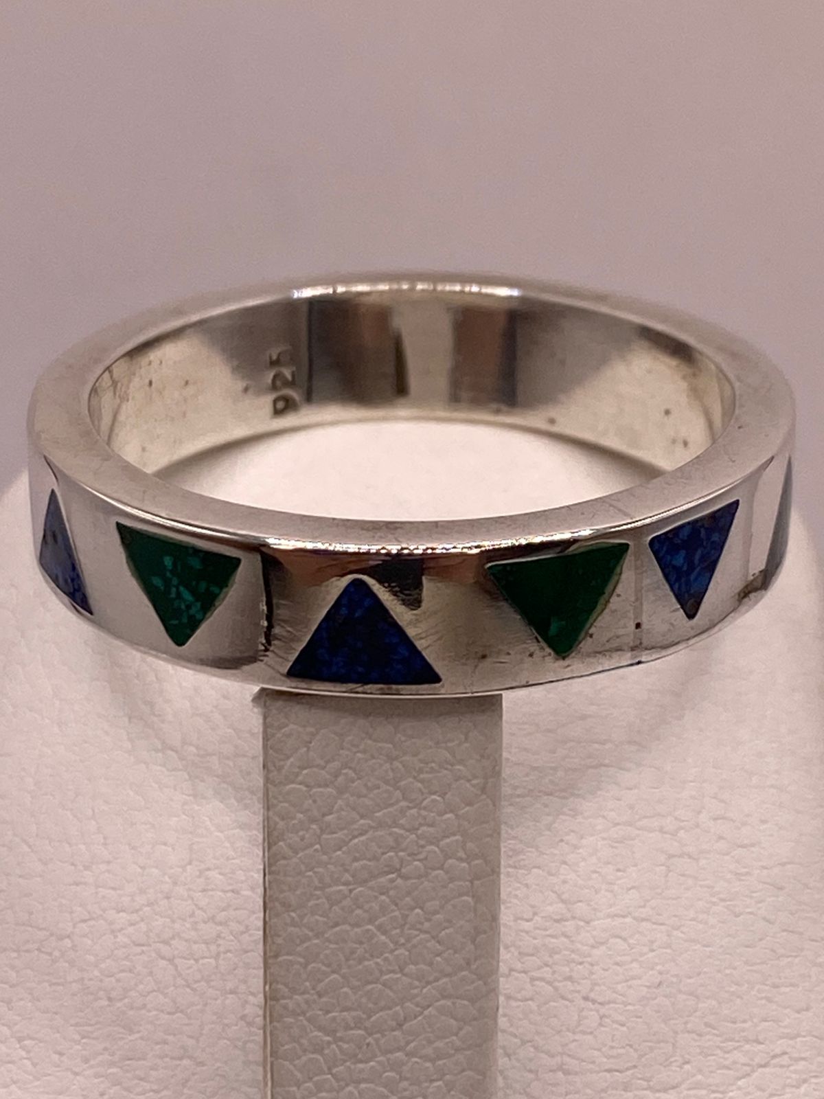Anillo Geométrico de Plata .925 con Incrustaciones de Piedra, sello de autenticidad Plata Ley .925