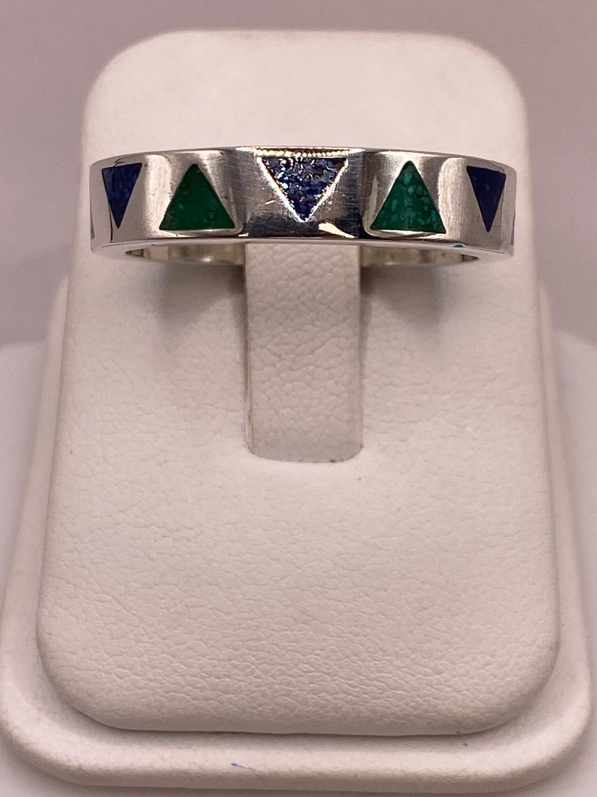Anillo Geométrico de Plata .925 con Incrustaciones de Piedra — ángulo diagonal