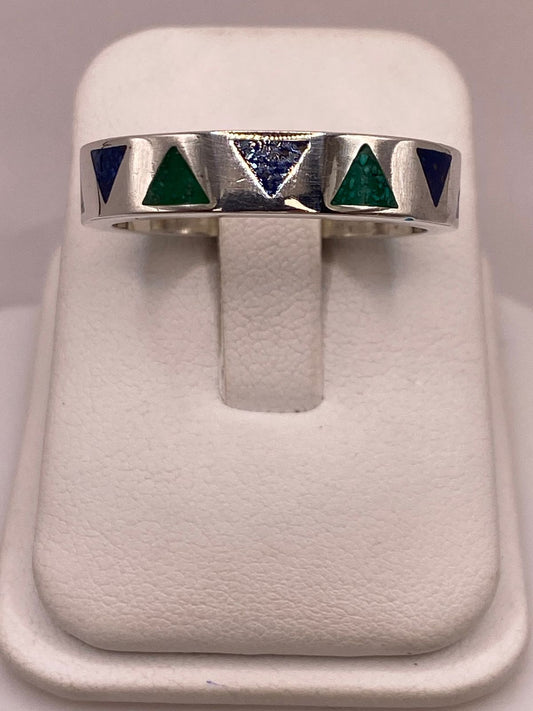 Anillo Geométrico de Plata .925 con Incrustaciones de Piedra — ángulo diagonal