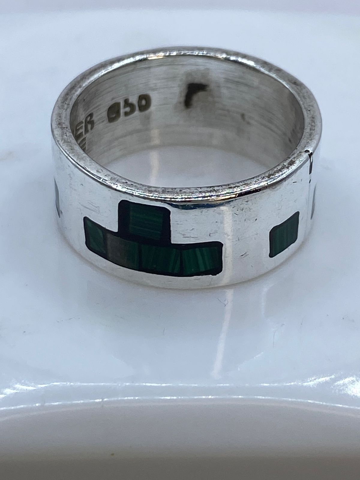 Anillo Geométrico de Plata .925 con Malaquita, sello de autenticidad Plata Ley .925