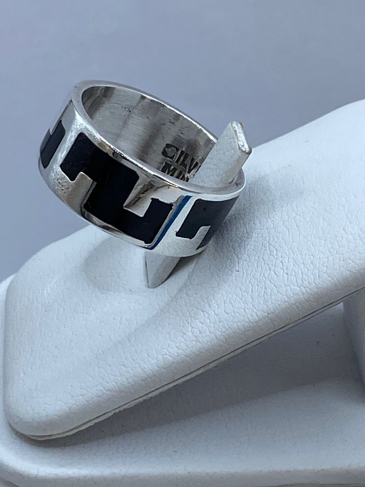 Anillo Geométrico de Plata .925 con Obsidiana Negra, vista lateral