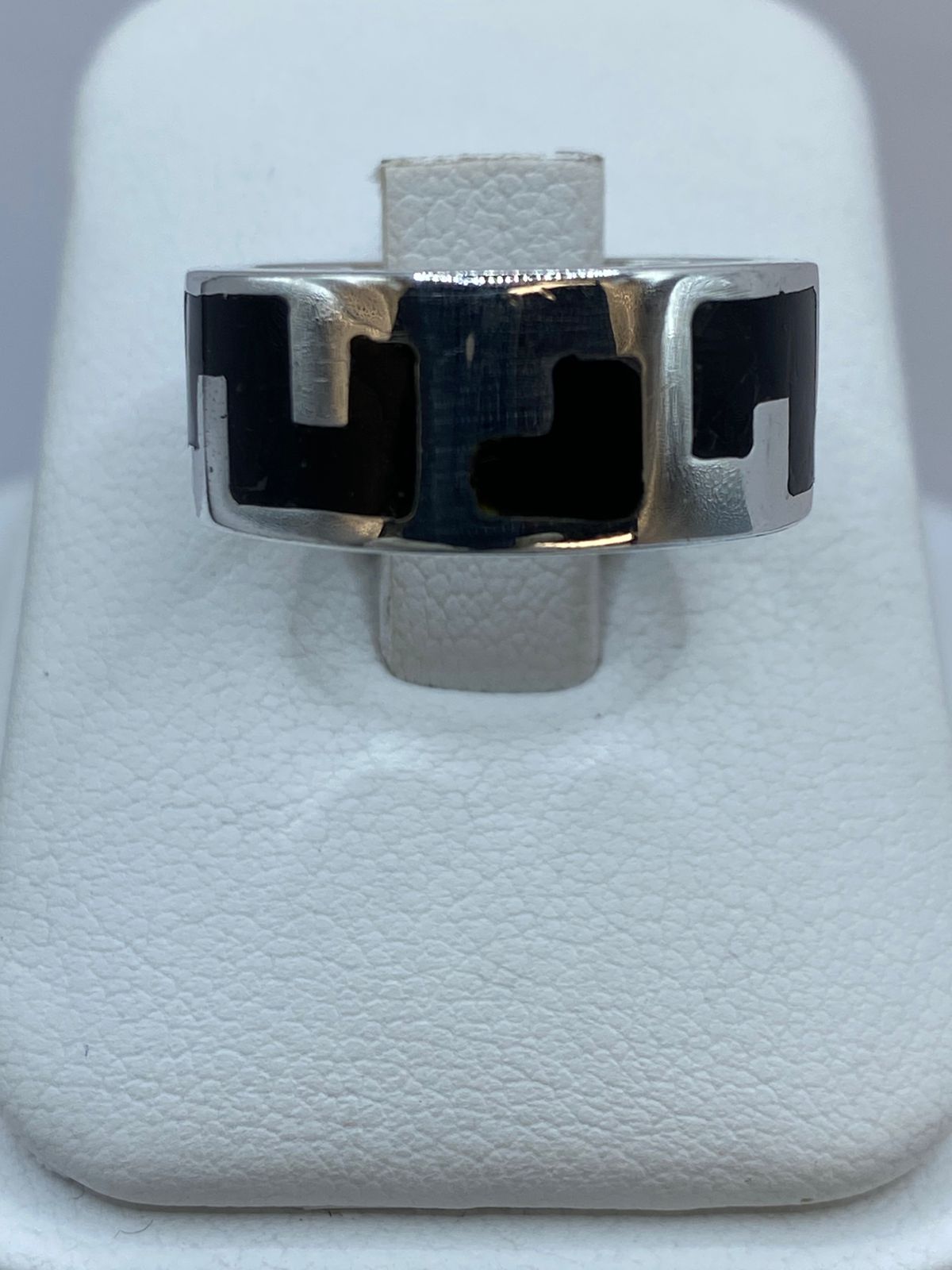 Anillo Geométrico de Plata .925 con Obsidiana Negra, vista de detalle