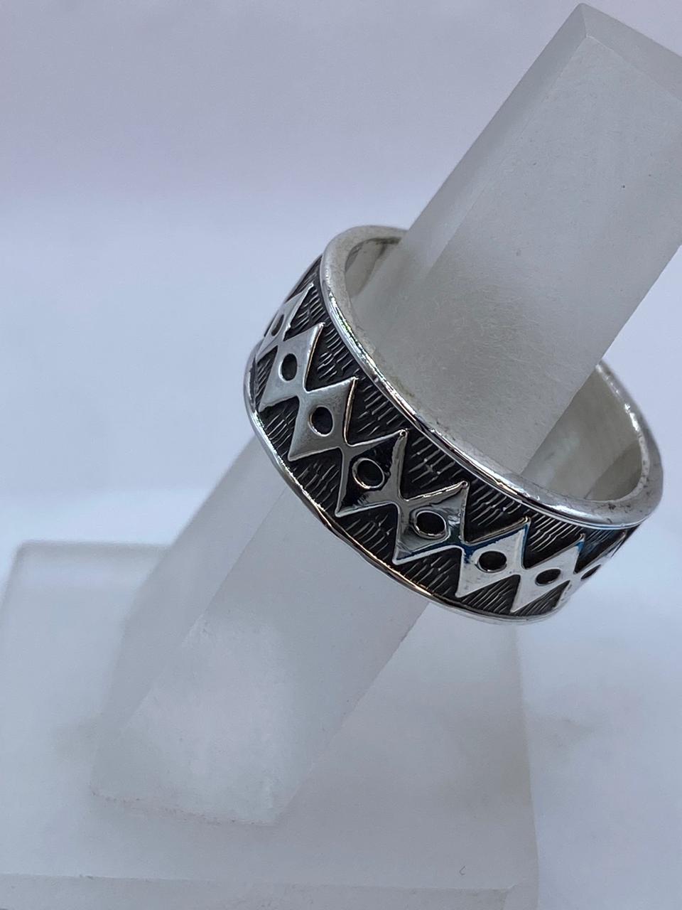 Anillo Geométrico Tribal en Plata .925, vista frontal