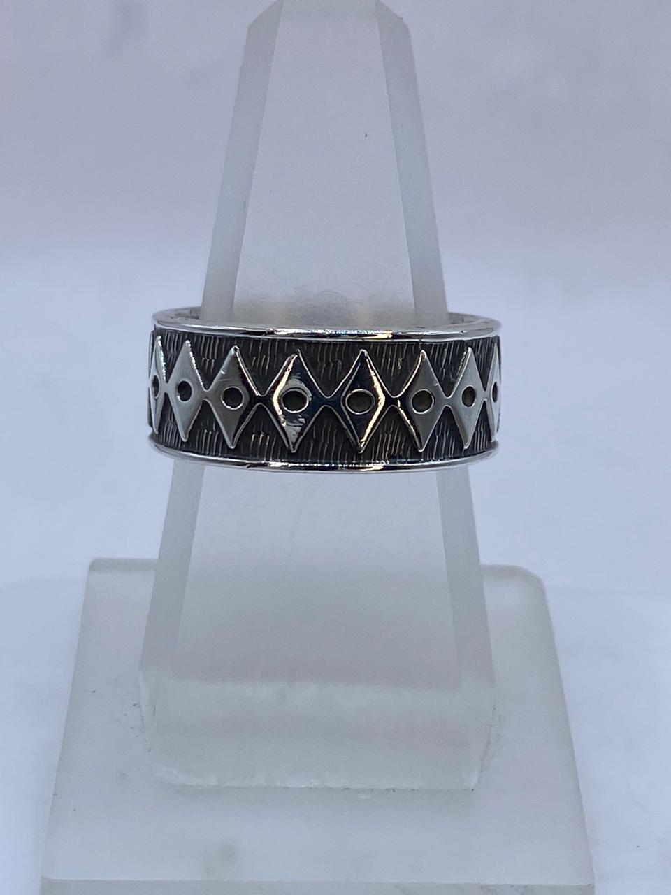 Anillo Geométrico Tribal en Plata .925, vista lateral