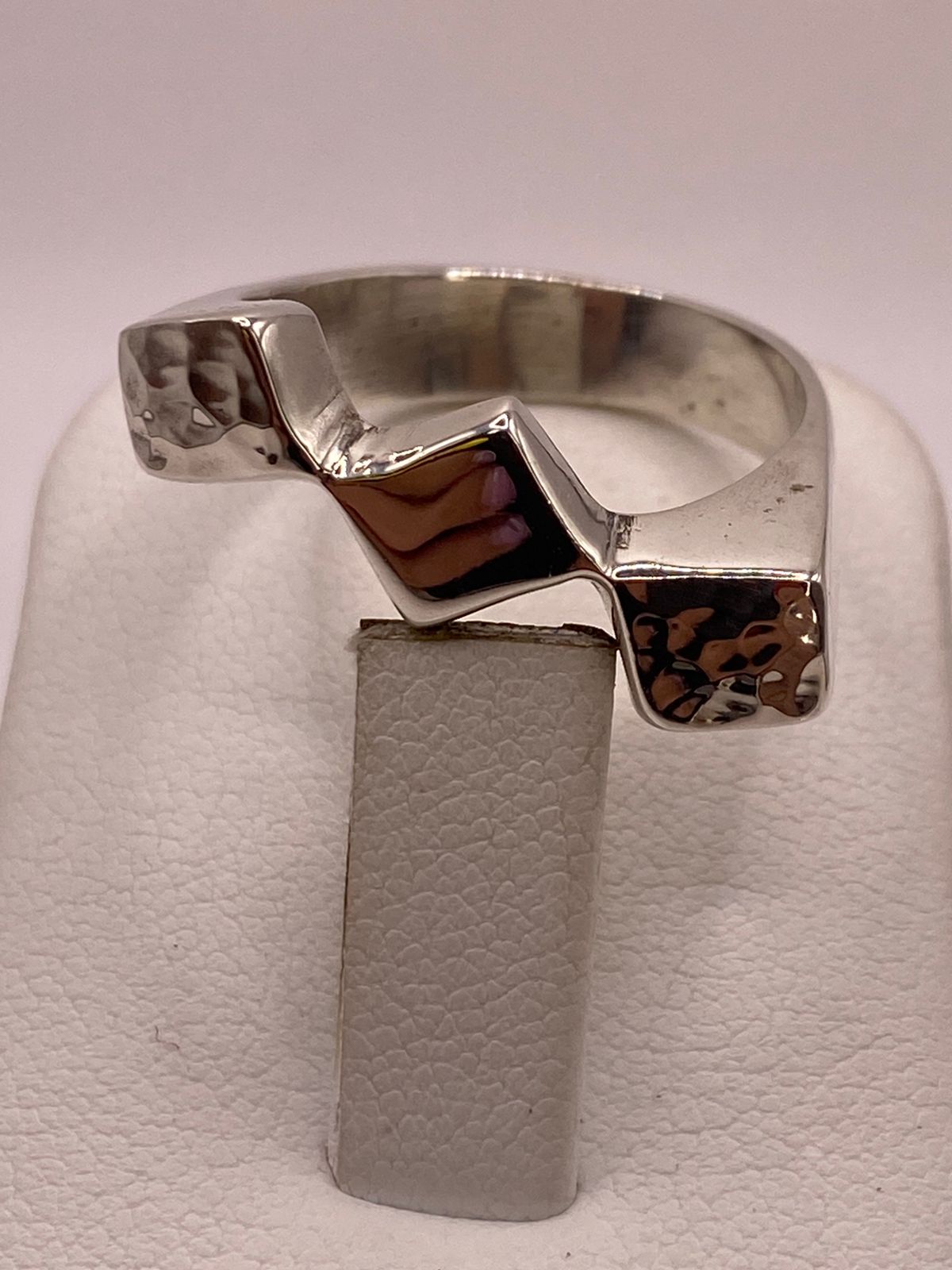 Anillo Geométrico Zigzag de Plata Ley .925, vista de detalle