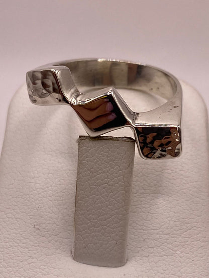 Anillo Geométrico Zigzag de Plata Ley .925, vista de detalle