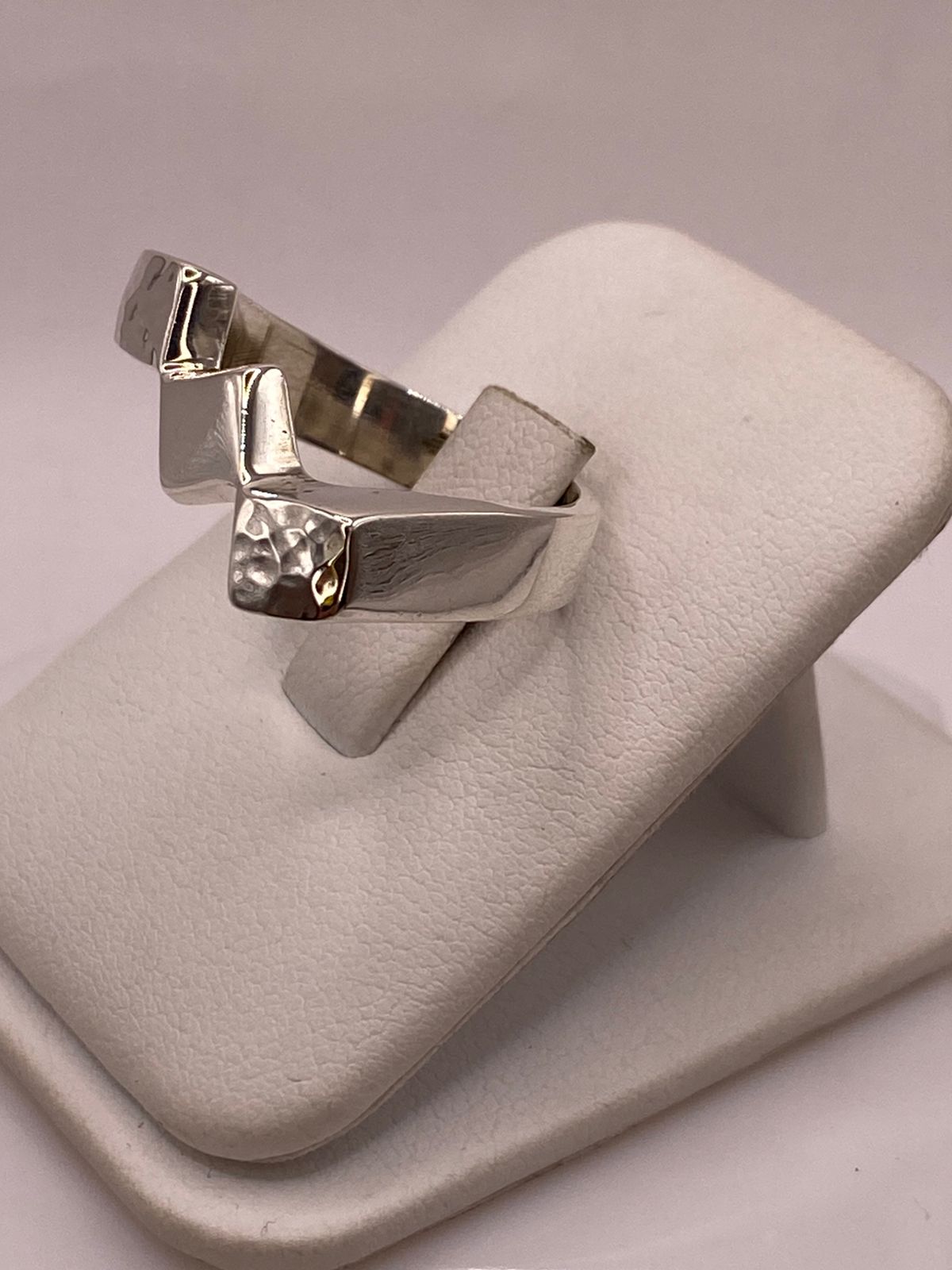 Anillo Geométrico Zigzag de Plata Ley .925, vista frontal
