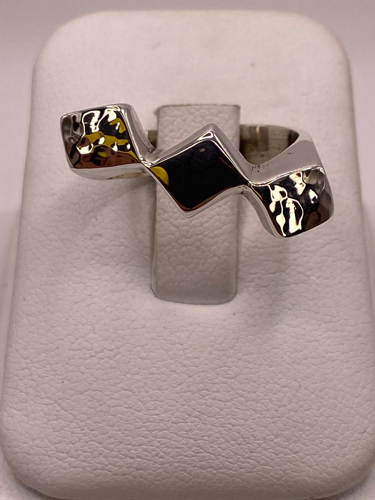 Anillo Geométrico Zigzag de Plata Ley .925, vista lateral