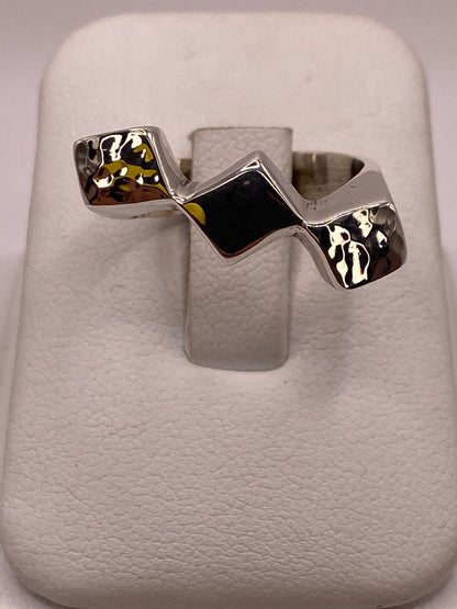 Anillo Geométrico Zigzag de Plata Ley .925, vista lateral