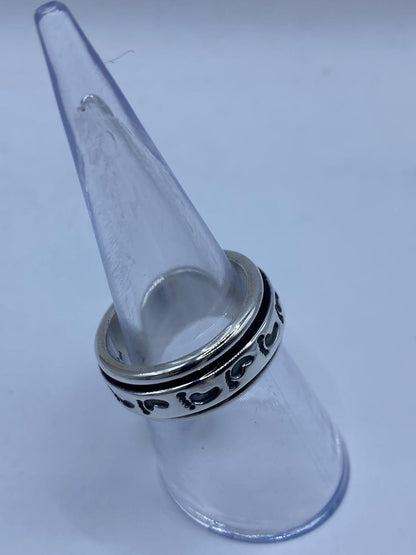 Anillo Giratorio de Plata 925 con Diseño de Huellas, vista lateral