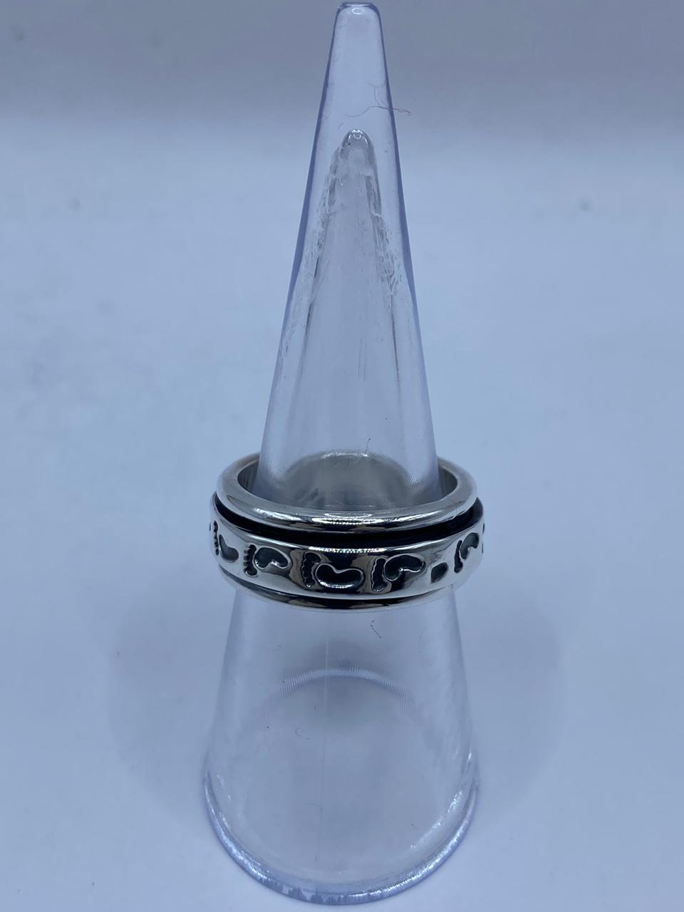 Anillo Giratorio de Plata 925 con Diseño de Huellas — vista lateral