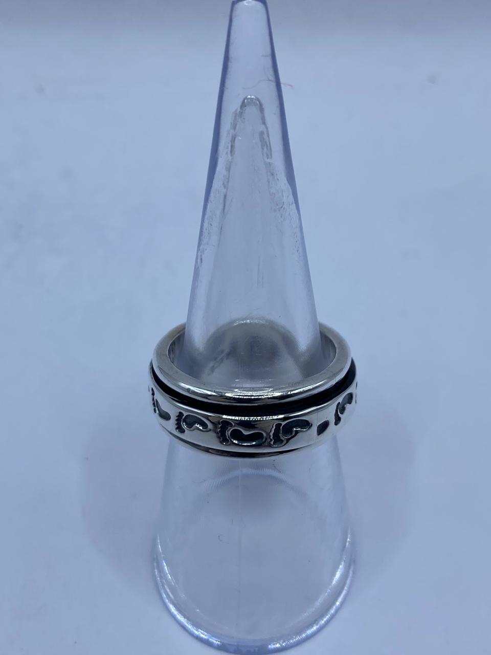 Anillo Giratorio de Plata 925 con Diseño de Huellas, vista frontal