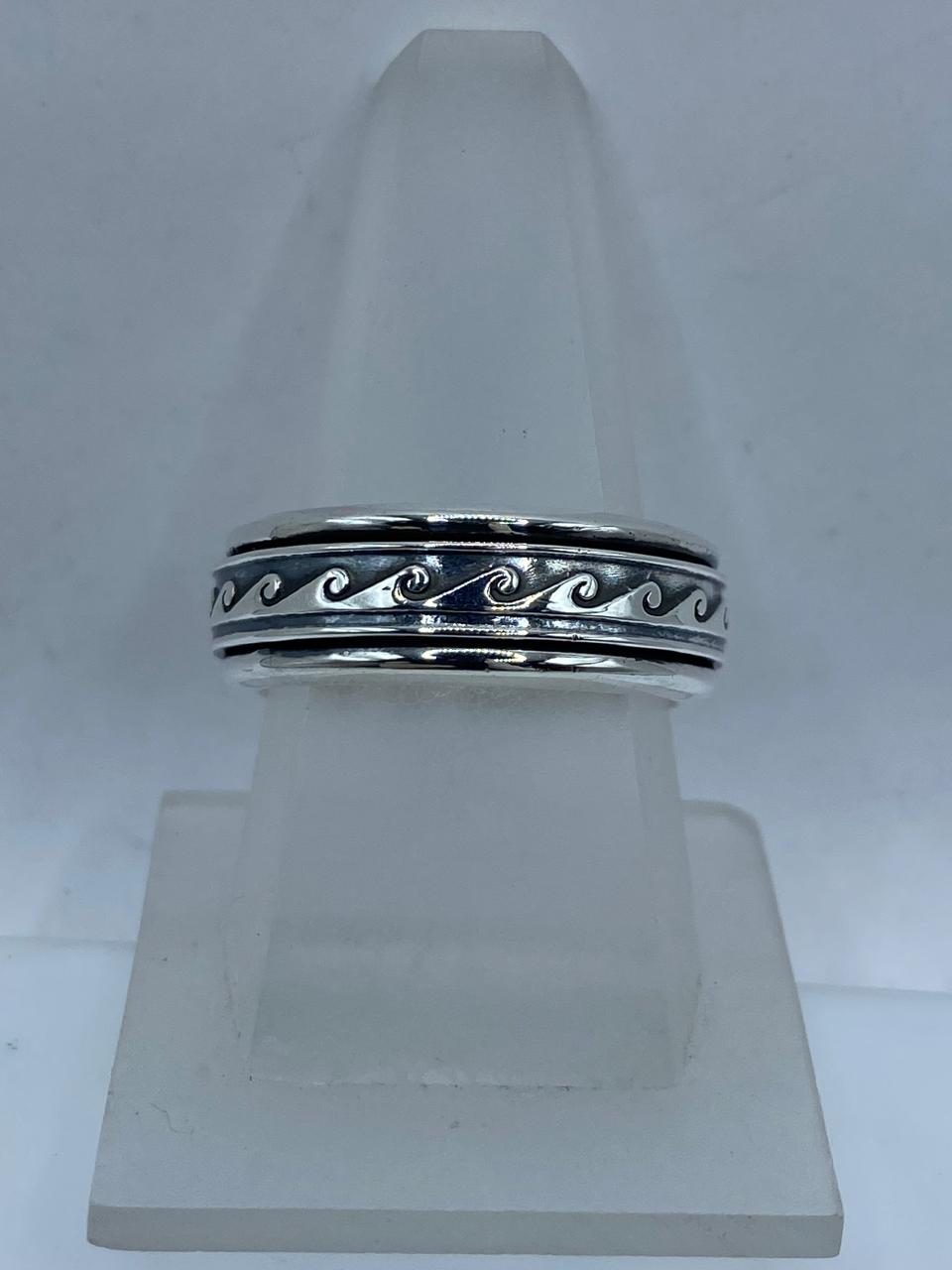 Anillo Giratorio de Plata 925 con Diseño de Olas Clásicas, vista lateral