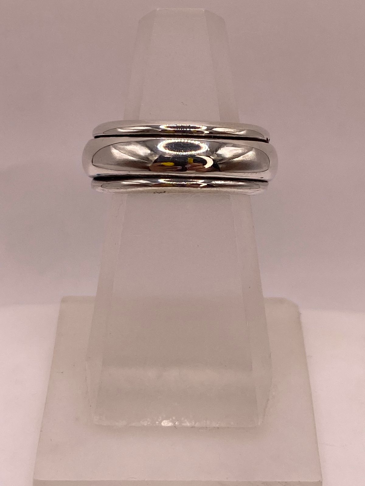 Anillo Giratorio Artesanal en Plata con Acabado Espejo, vista de detalle