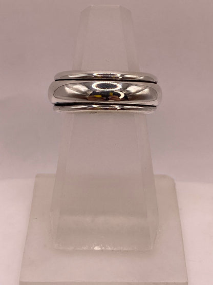 Anillo Giratorio Artesanal en Plata con Acabado Espejo, vista de detalle