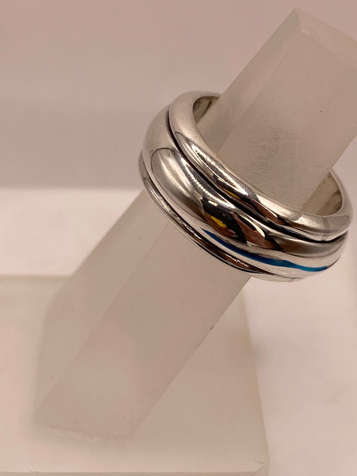Anillo Giratorio Artesanal en Plata con Acabado Espejo, vista frontal