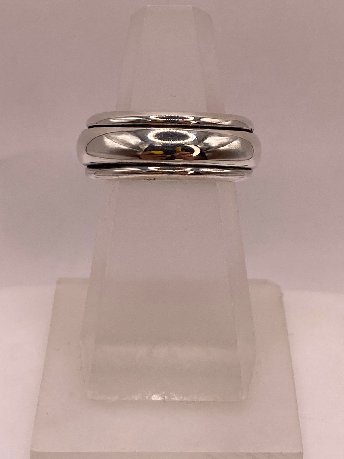 Anillo Giratorio Artesanal en Plata con Acabado Espejo, vista lateral