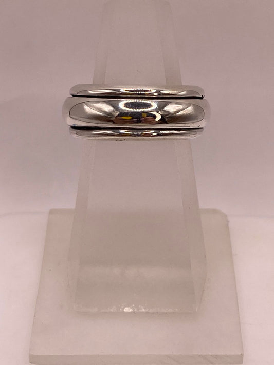 Anillo Giratorio Artesanal en Plata con Acabado Espejo — ángulo diagonal