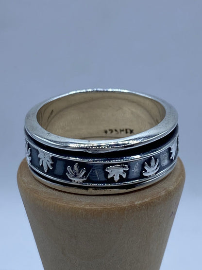 Anillo Giratorio Hoja de Maple en Plata 925, vista de detalle