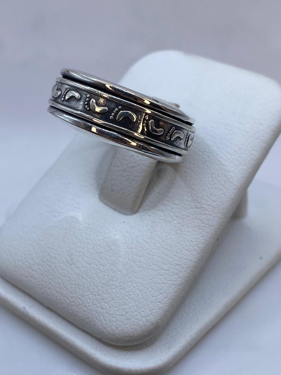 Anillo Giratorio de Huellas en Plata .925, vista frontal