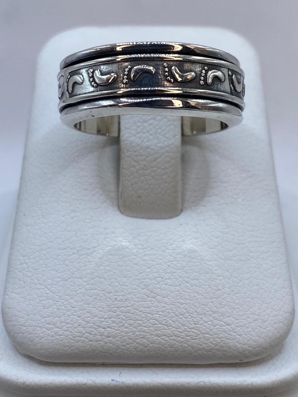 Anillo Giratorio de Huellas en Plata .925 — detalle de piedra