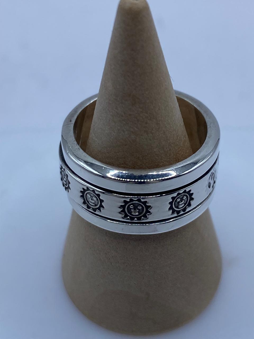 Anillo Giratorio de Plata 925 con Diseño de Soles, vista frontal