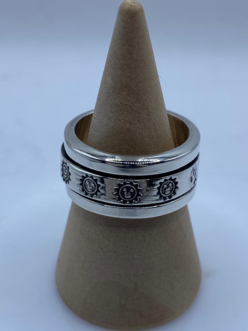 Anillo Giratorio de Plata 925 con Diseño de Soles, vista lateral