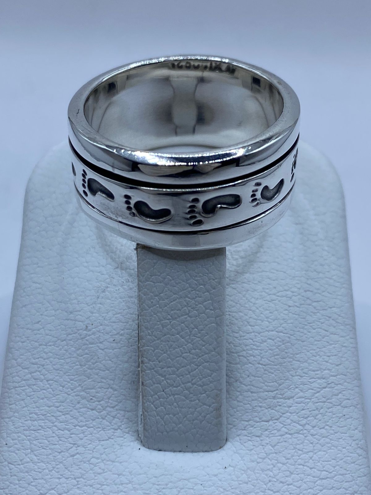 Anillo Giratorio de Plata 925 con Diseño Huellas — vista lateral
