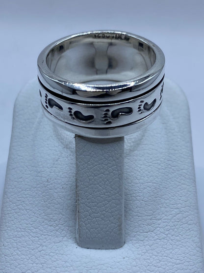 Anillo Giratorio de Plata 925 con Diseño Huellas — vista lateral