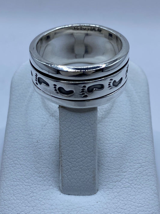 Anillo Giratorio de Plata 925 con Diseño Huellas — vista lateral