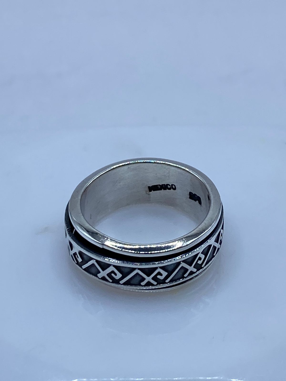 Anillo Giratorio de Plata .925 con Símbolos Geométricos, sello de autenticidad Plata Ley .925