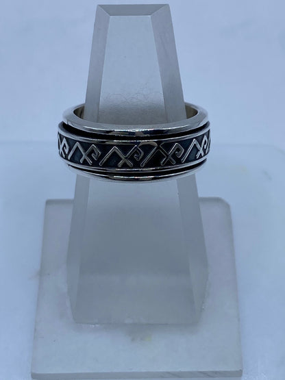 Anillo Giratorio de Plata .925 con Símbolos Geométricos — detalle de piedra