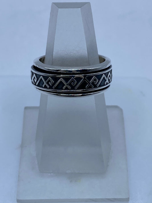 Anillo Giratorio de Plata .925 con Símbolos Geométricos — detalle de piedra