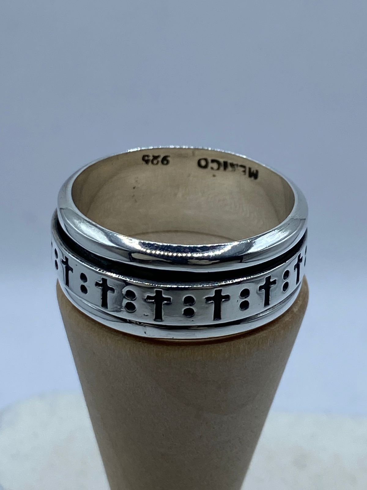 Anillo Giratorio de Plata 925 con Cruce, vista lateral