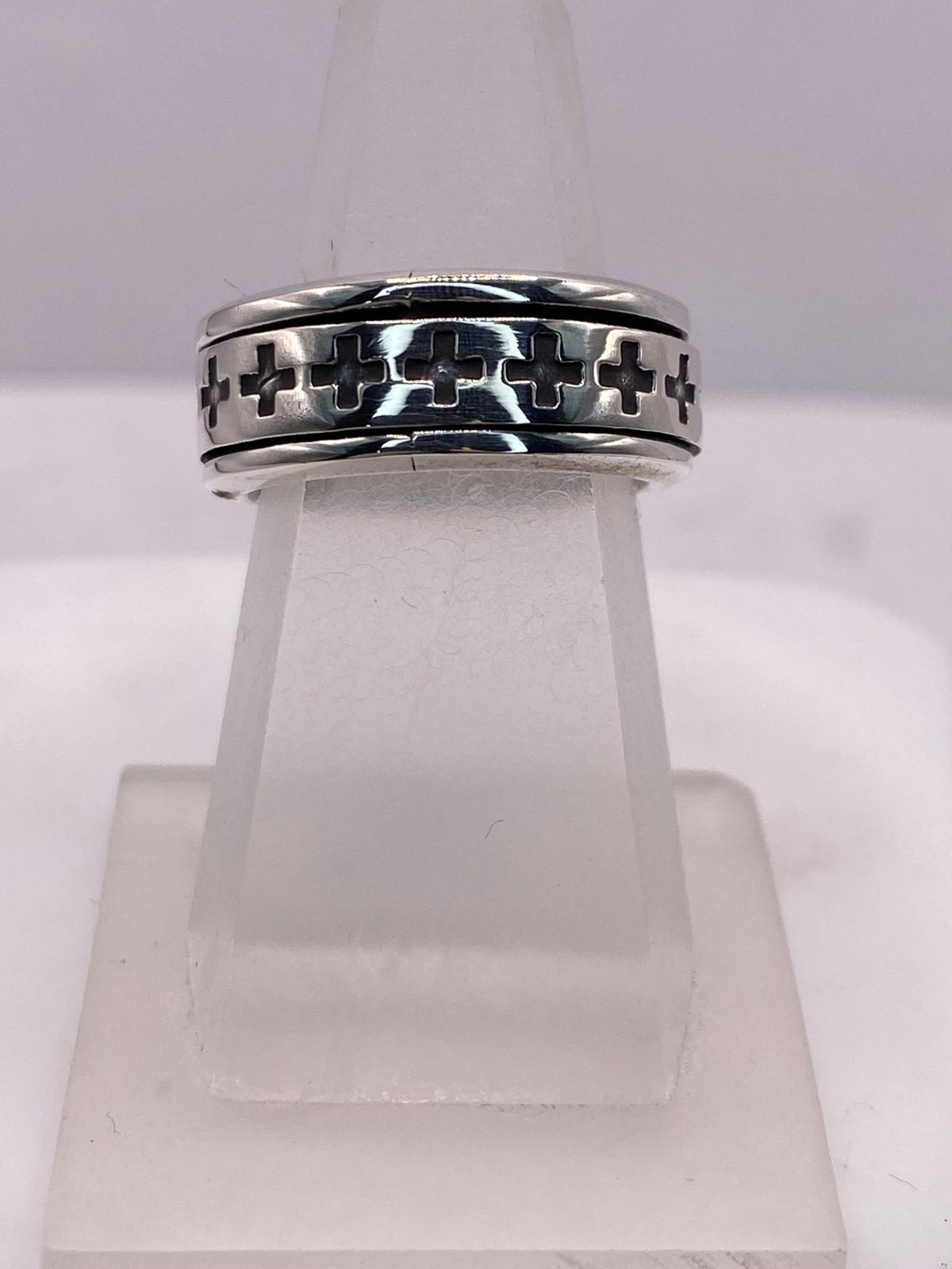 Anillo Giratorio de Plata .925 con Cruces Caladas, vista frontal