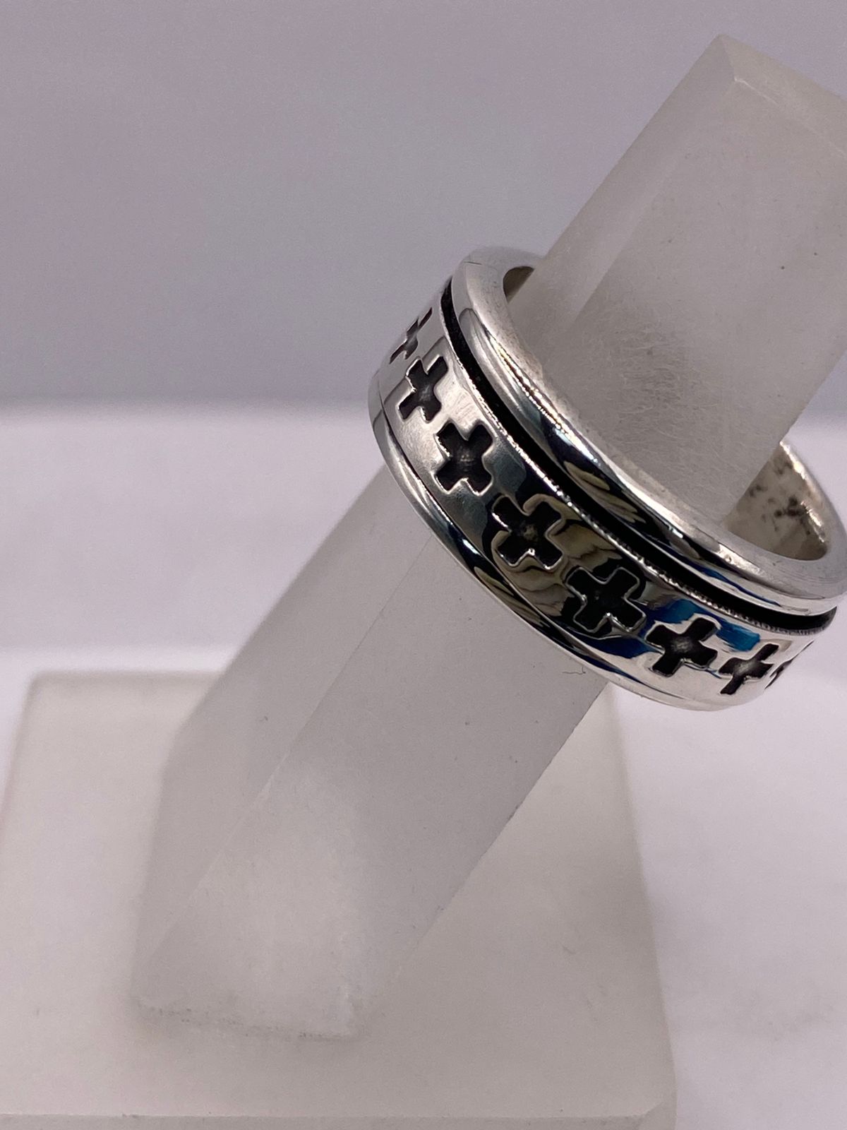 Anillo Giratorio de Plata .925 con Cruces Caladas, vista lateral