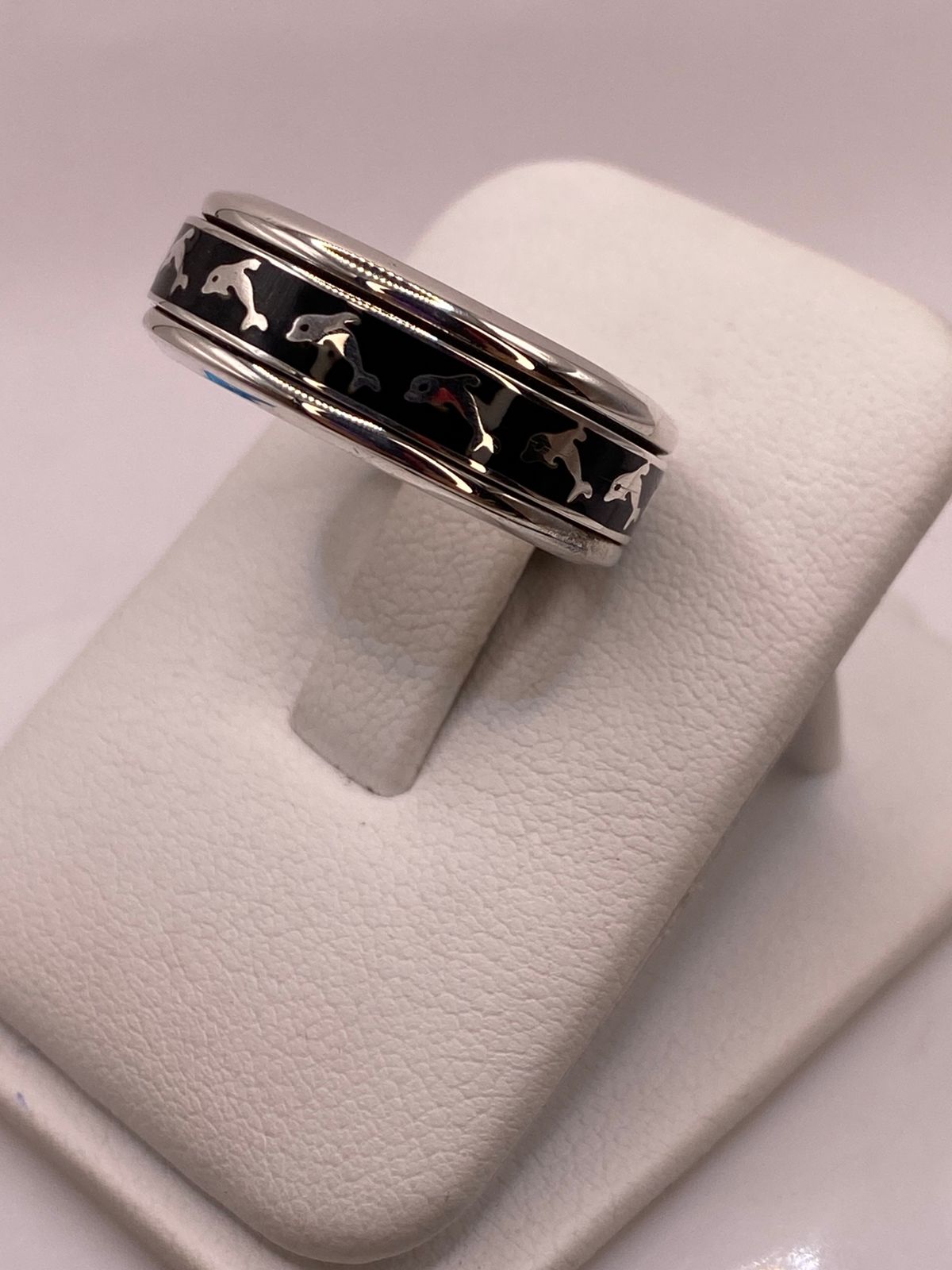 Anillo Giratorio de Plata .925 con Delfines y Obsidiana, vista frontal