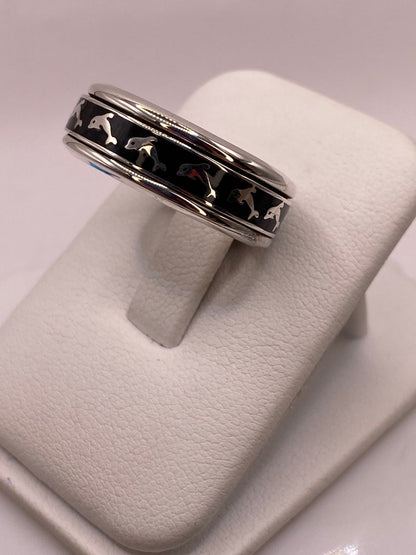 Anillo Giratorio de Plata .925 con Delfines y Obsidiana, vista frontal