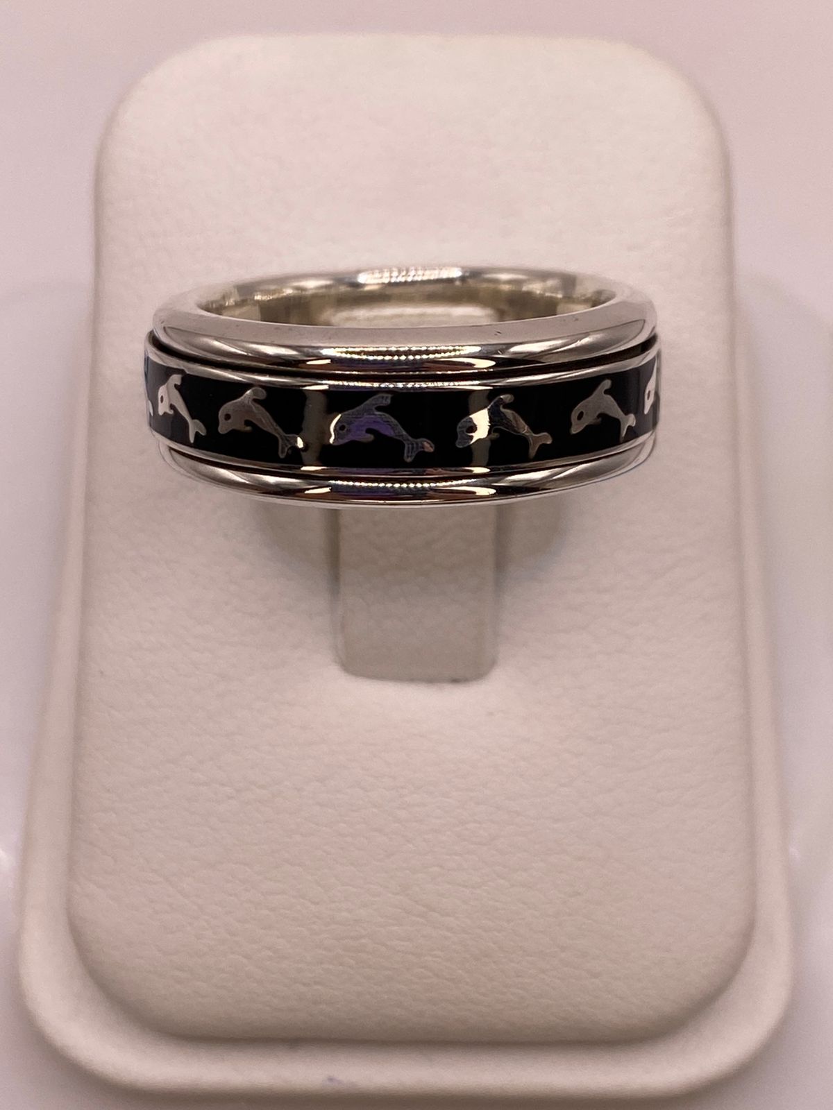 Anillo Giratorio de Plata .925 con Delfines y Obsidiana, vista lateral
