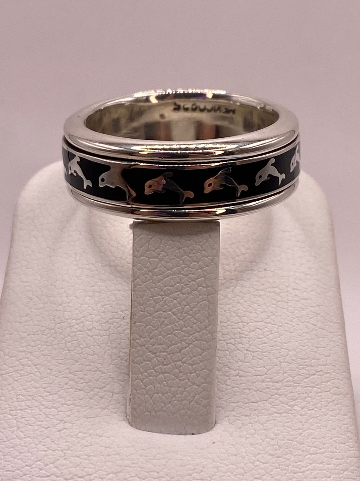 Anillo Giratorio de Plata .925 con Delfines y Obsidiana, sello de autenticidad Plata Ley .925