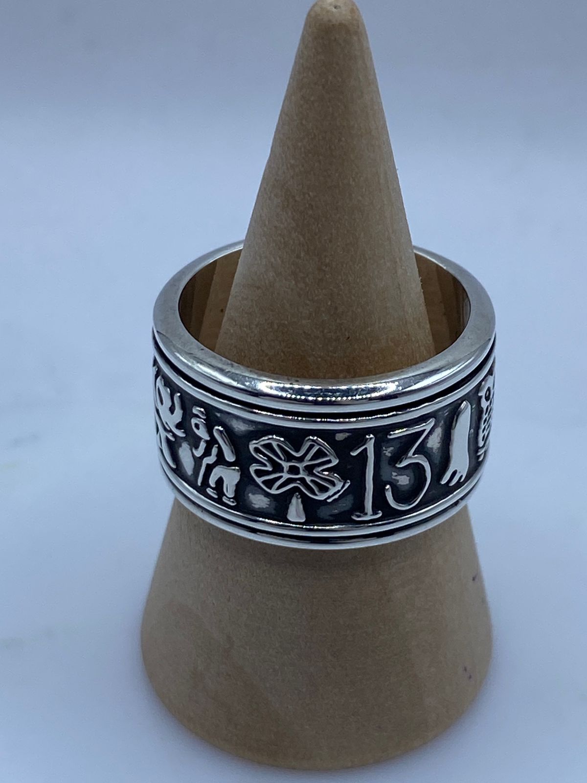 Anillo Giratorio de Plata 925 con Diseño de Elefantes y Número 13 — ángulo diagonal