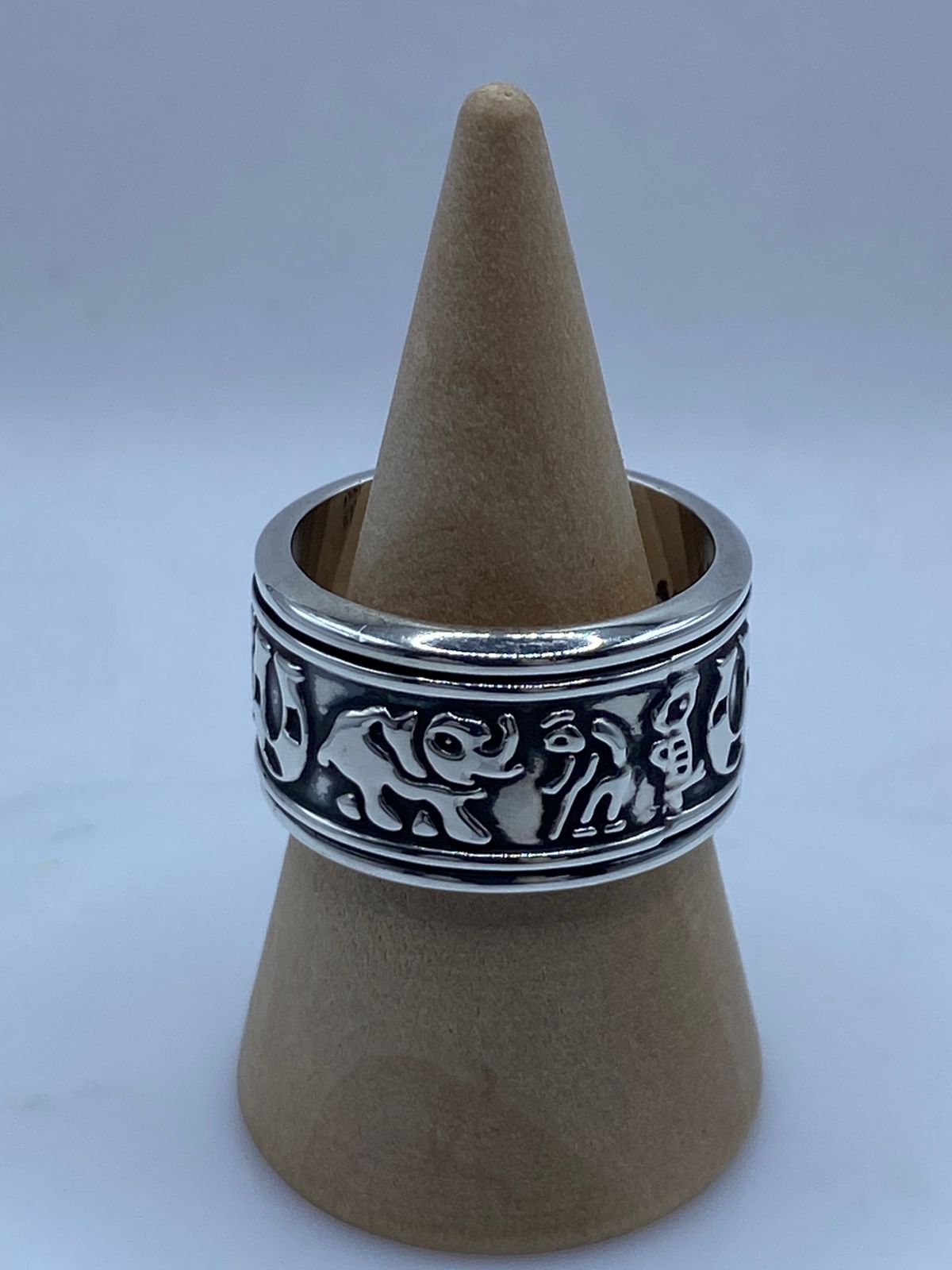 Anillo Giratorio de Plata 925 con Diseño de Elefantes y Número 13, vista frontal