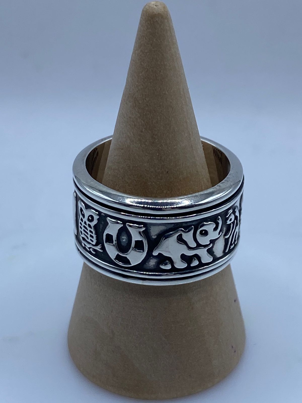 Anillo Giratorio de Plata 925 con Diseño de Elefantes y Número 13, vista de detalle