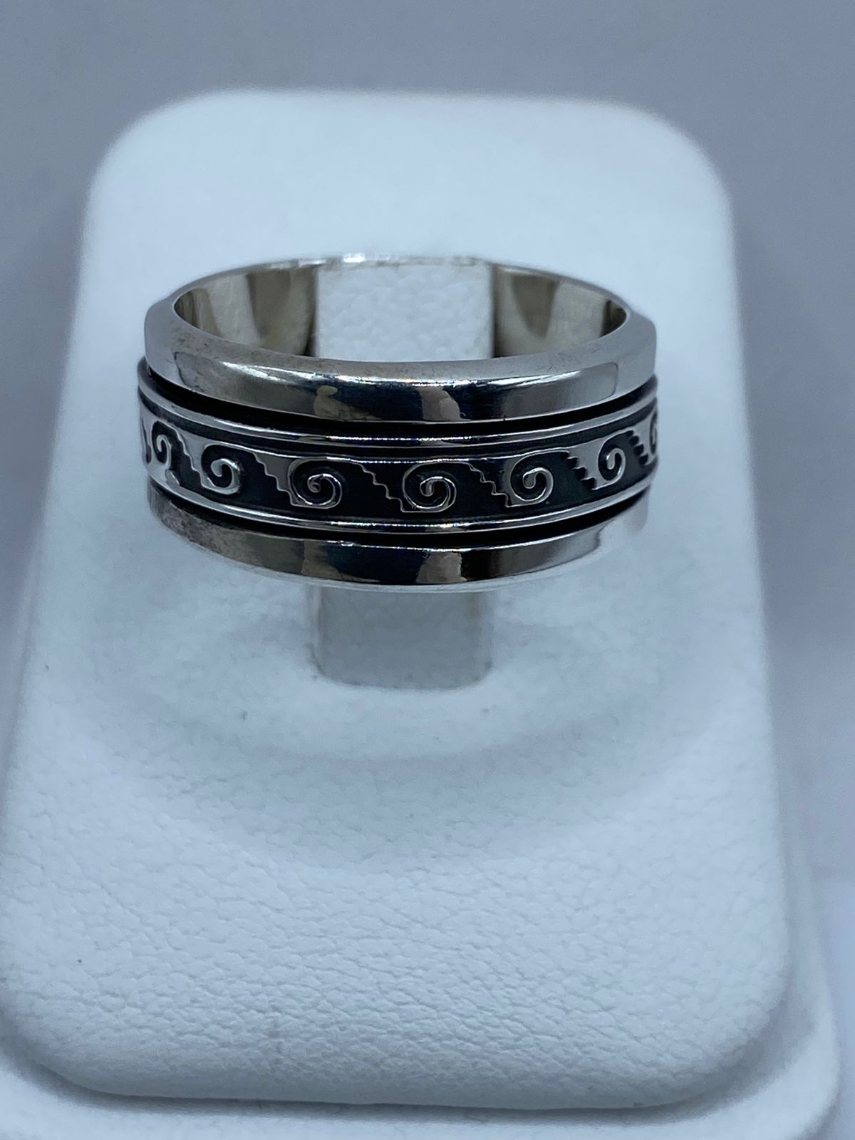 Anillo Giratorio de Plata 925 con Diseño de Espirales, vista lateral