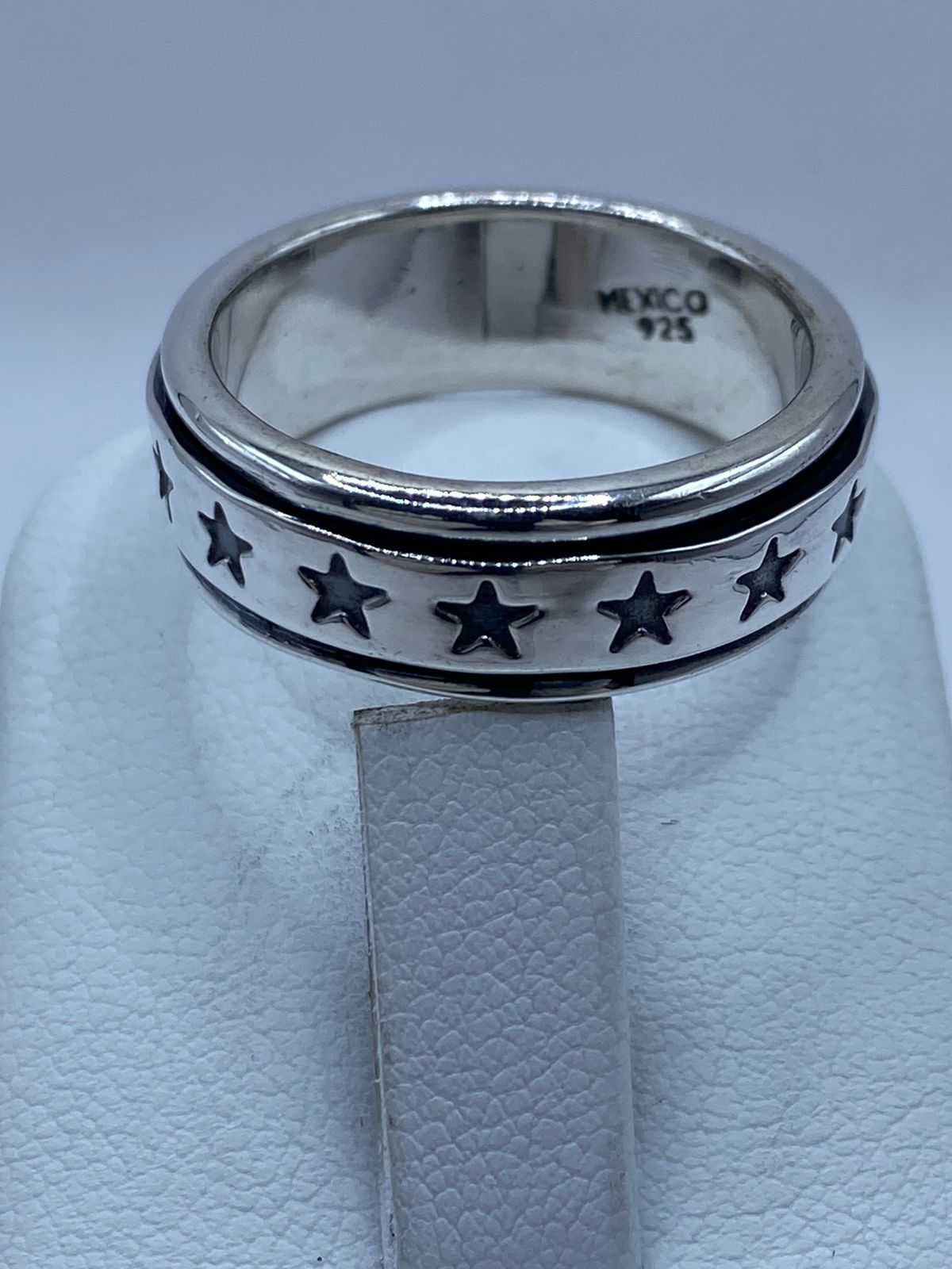 Anillo Giratorio de Plata 925 con Diseño de Estrellas, vista frontal