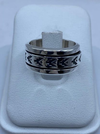 Anillo Giratorio de Plata 925 con Diseño de Flechas, vista lateral