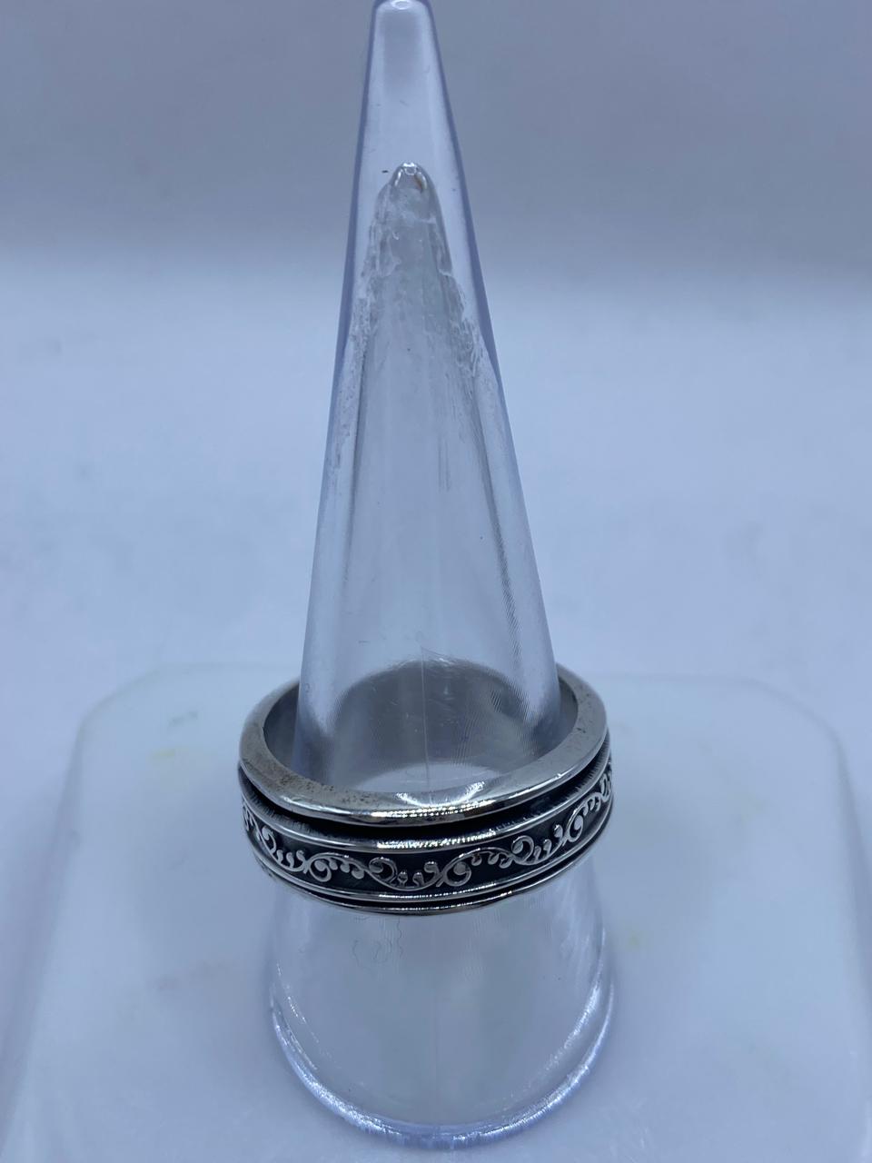 Anillo Giratorio de Plata 925 con Diseño Floral Clásico, vista lateral