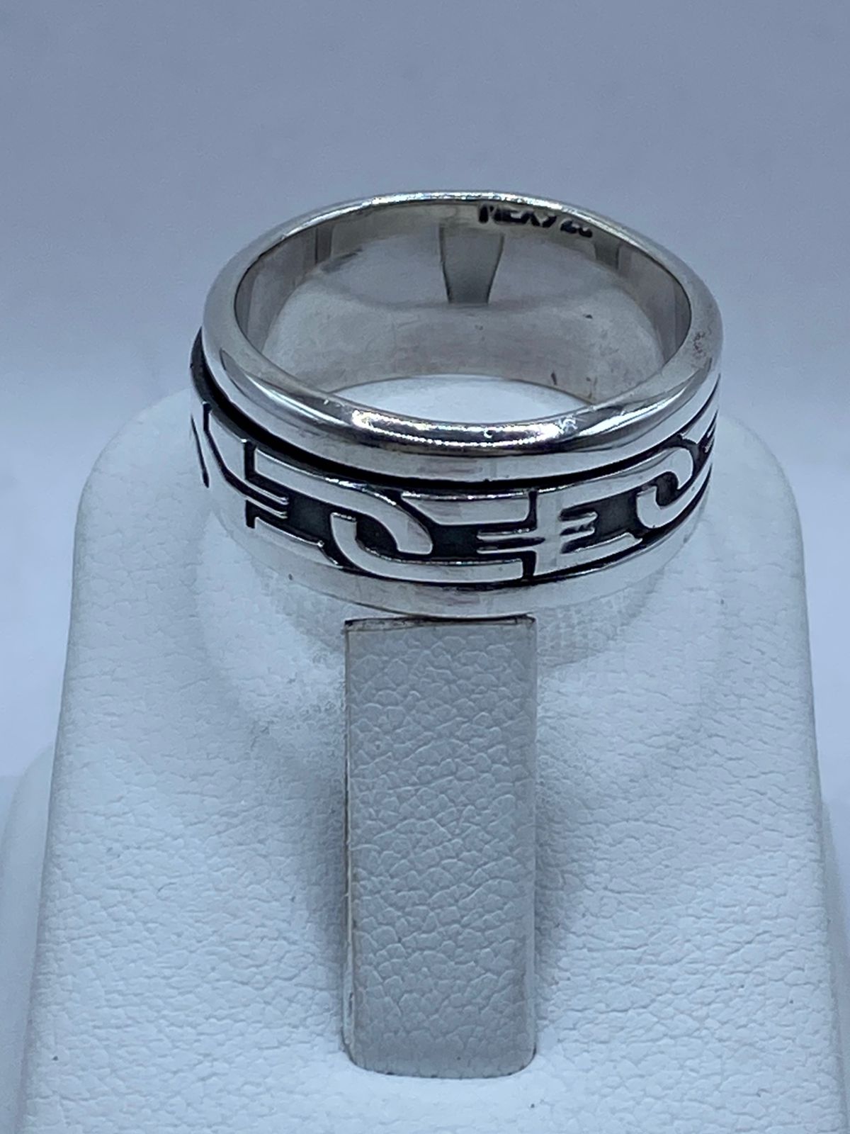 Anillo Giratorio de Plata 925 con Diseño Geométrico Moderno, vista lateral
