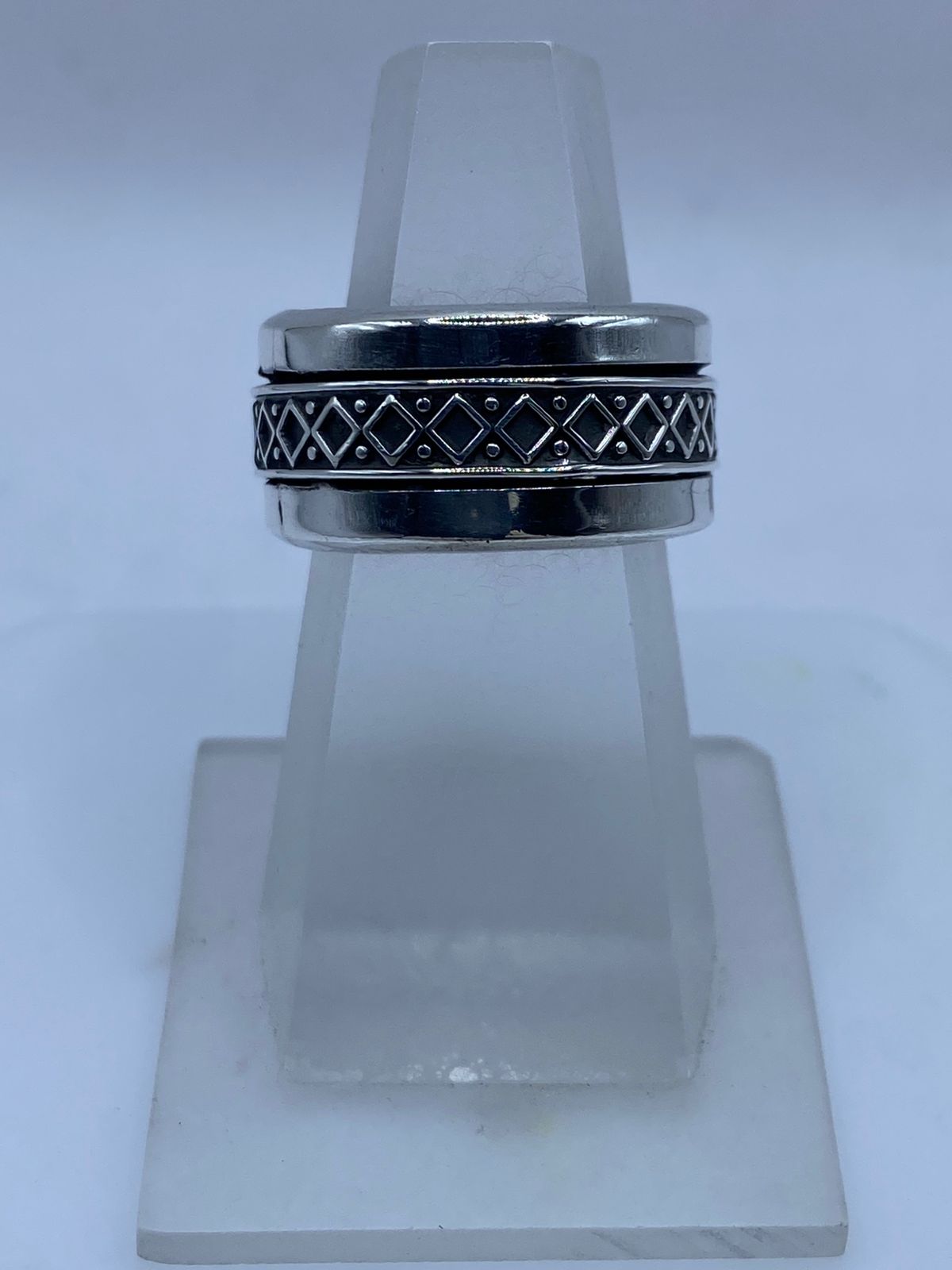 Anillo Giratorio de Plata 925 con Diseño Geométrico de Rombos, vista lateral