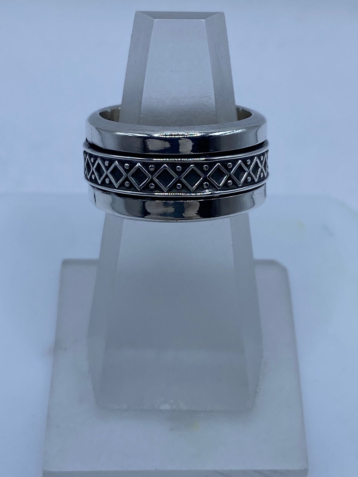 Anillo Giratorio de Plata 925 con Diseño Geométrico de Rombos, vista frontal